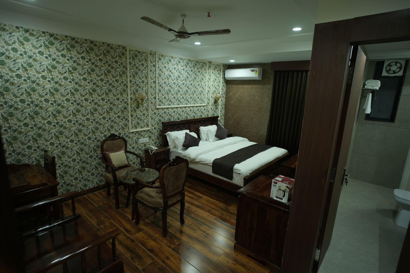 Modern Ensuite Bathroom & Luxury Amenities