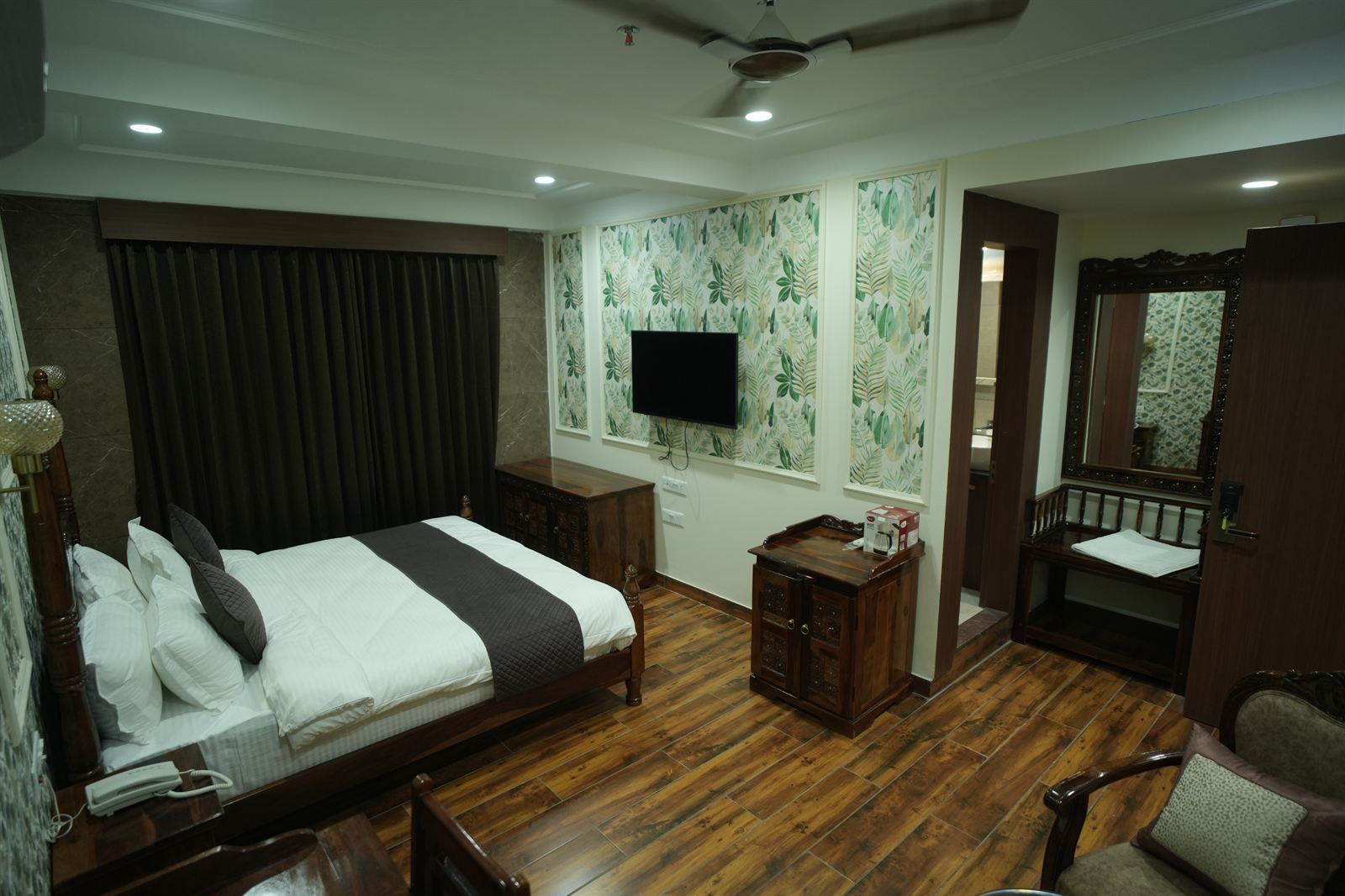 Club Deluxe Suite & Workstation