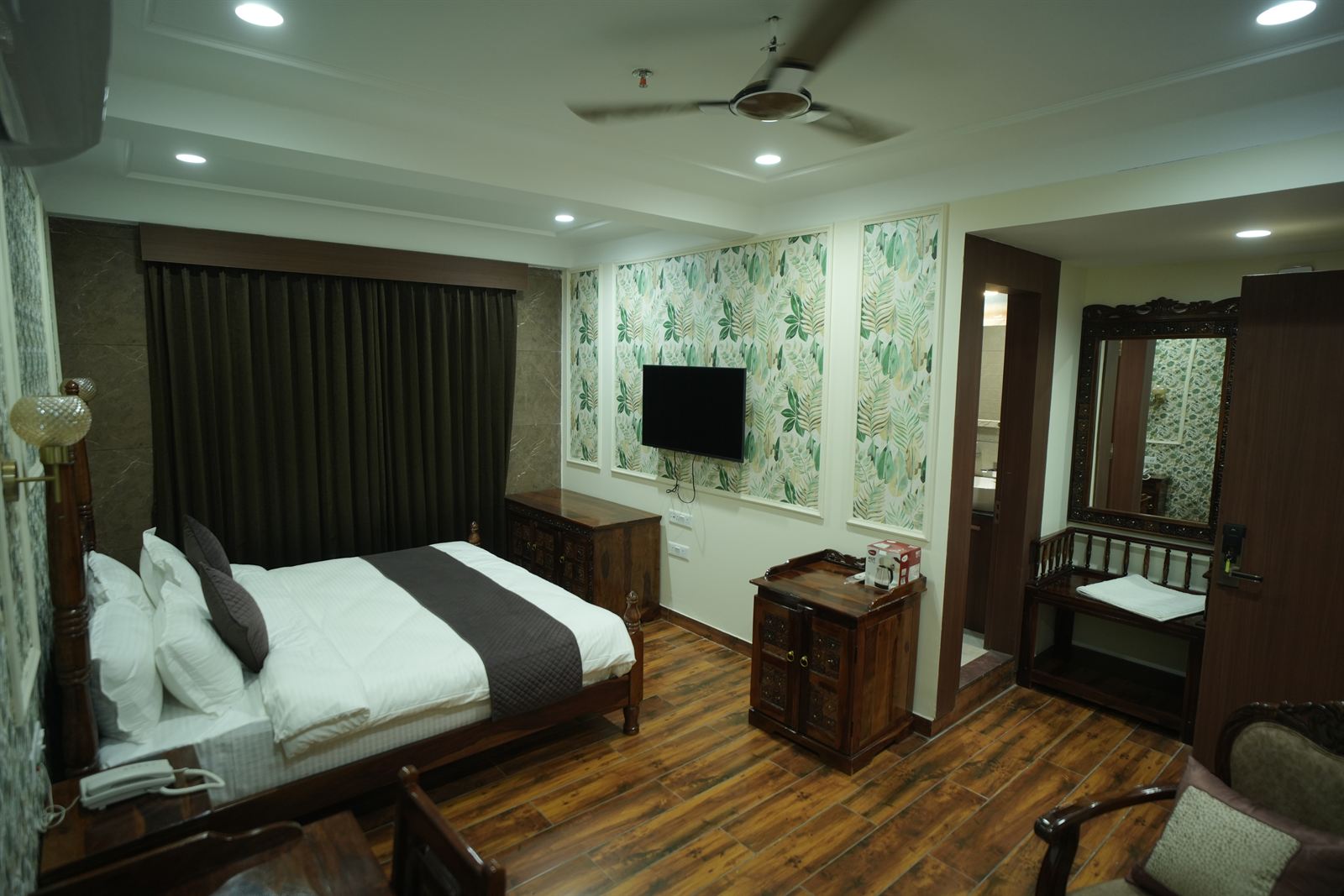 Club Deluxe Suite & Workstation