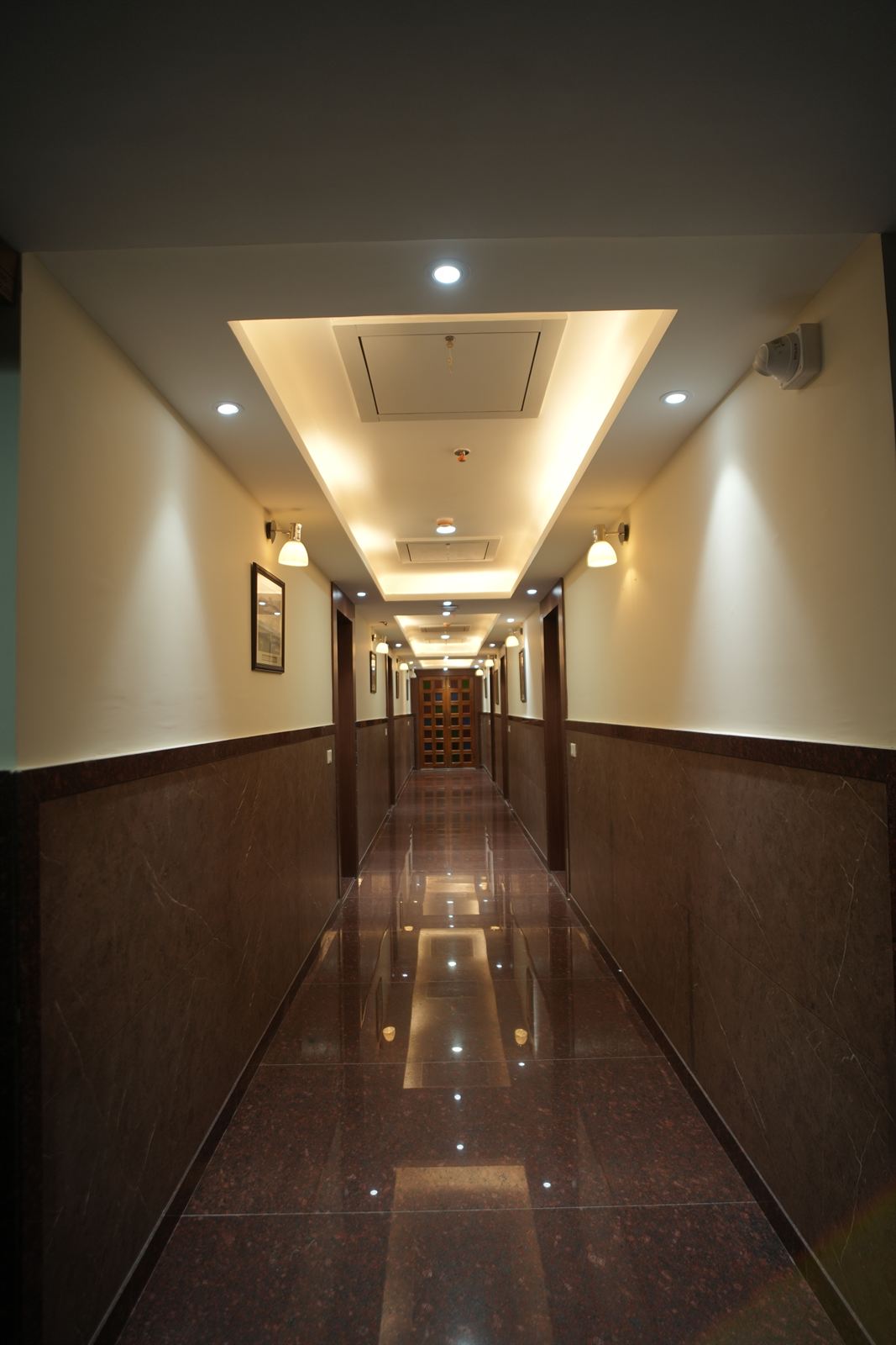 Club Deluxe Suite & Workstation