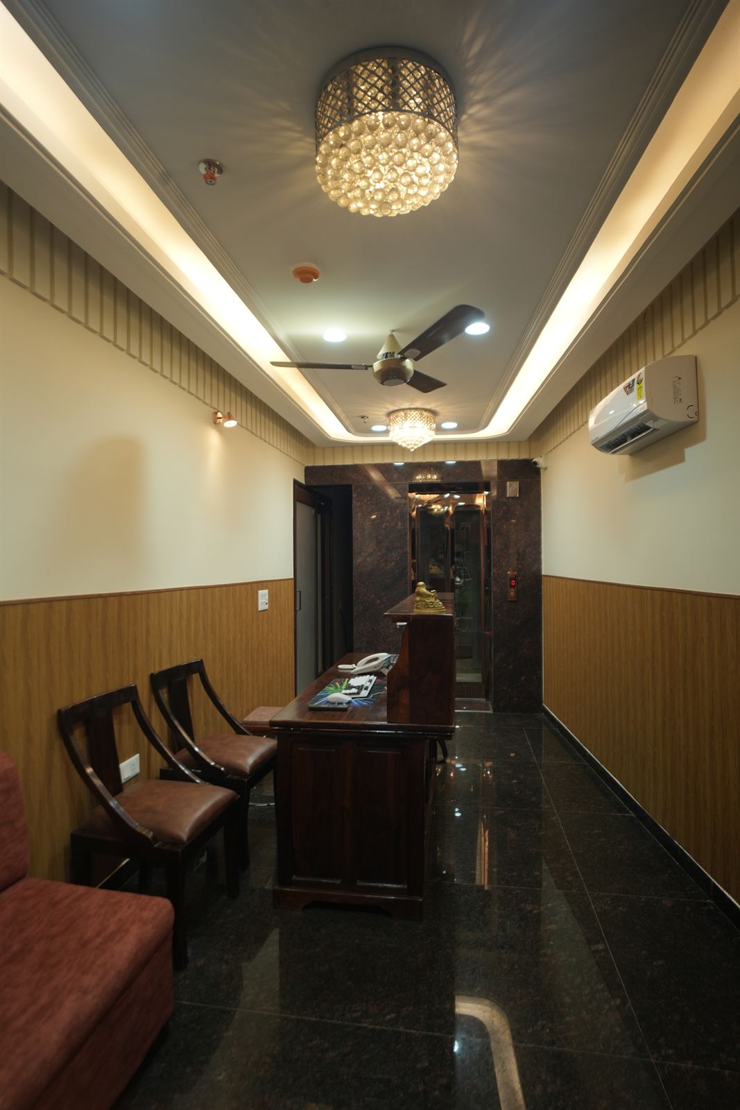 Club Deluxe Suite & Workstation