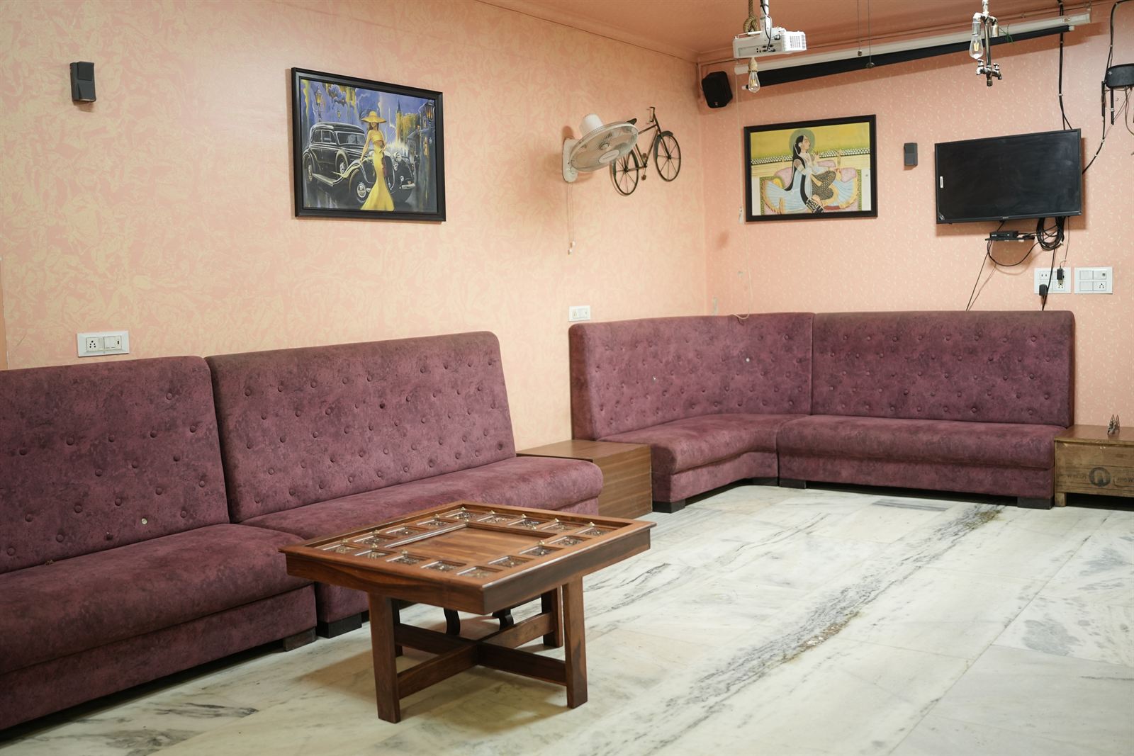 Dancing and Lounge at Club Elaaka